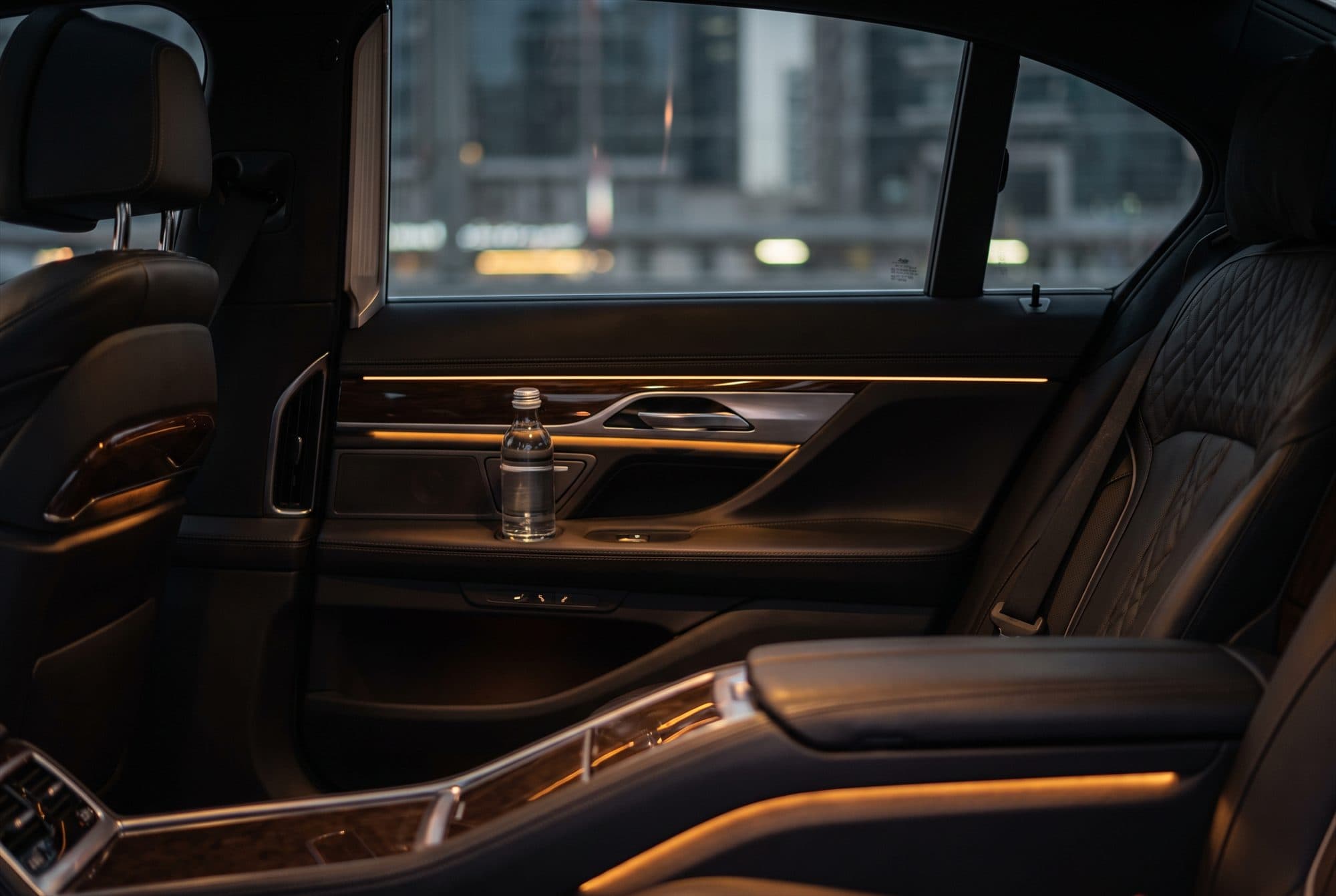 Interieur van een luxe elektrische limousine met leren stoelen en sfeerverlichting